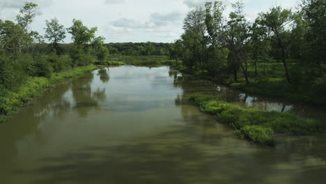 Stilles-Wasser-Mit-Reflexionen-Am-Spile-Lake-In-Missouri,-Vereinigte-Staaten