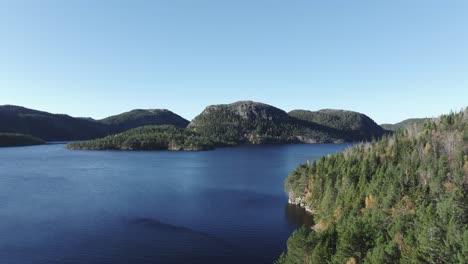 Lago-Tranquilo-Y-Bosque-Verde-En-Hildremsvatnet,-Noruega---Toma-Aérea