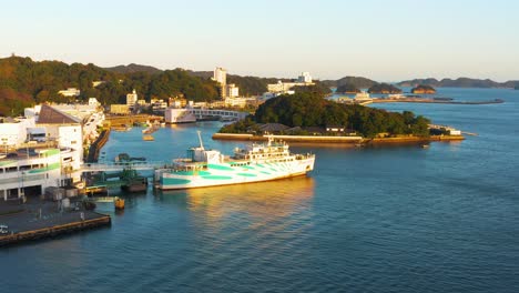 Ferries-En-La-Bahía-De-Toba-Temprano-En-La-Mañana,-Prefectura-De-Mie,-Japón-4k