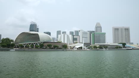 Vista-De-La-Explanada-Y-Los-Teatros-De-La-Bahía-Junto-Con-La-Noria-Elevada-De-Singapur-En-Marina-Bay