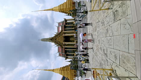 Vertikale-Aufnahme-Eines-Buddhistischen-Tempels-Voller-Einheimischer-Und-Ausländischer-Gläubiger-Und-Touristen-In-Bangkok,-Thailand