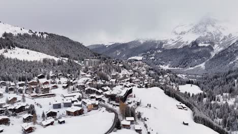 Weiße-Und-Verschneite-Luftaufnahme-Des-Skigebiets-Arosa-Mountain-Town,-Schweiz