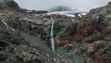 Magnificent-panoramic-view-of-glacier-and-waterfalls-of-Fellaria-in-Valmalenco,-Italy