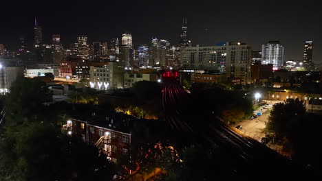 Static-drone-shot-of-the-empty-railway-tracks-in-River-West,-night-in-Chicago,-USA