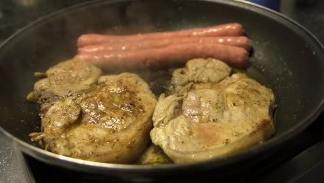 Hausmannskost,-Fleischbraten-In-Butter-Und-Knoblauchpfanne,-Stintkotelett-Und-Hühnerwürste