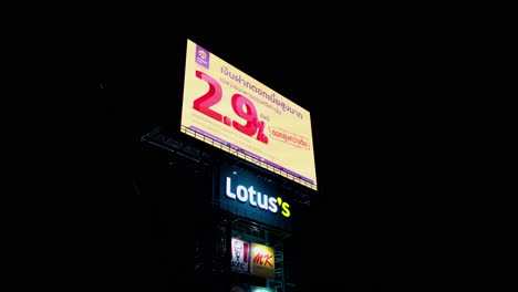 Die-Kamera-Neigt-Sich-Und-Zeigt-Eine-LED-Werbetafel-Mit-Lotus-Motiven-Mit-KFC-Und-MK-Sowie-Die-Auf-Dem-Bildschirm-Angezeigte-Werbung,-Thailand