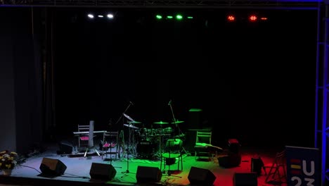 Leere,-Farbenfrohe-Konzertbühne-Ohne-Menschen-Und-Mit-Instrumenten-Und-Mikrofonen-Für-Den-Beginn-Eines-Konzerts-Vorbereitet