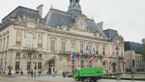 Banderas-Nacionales-Francesas-Ondeando-En-El-Frente-Del-Edificio-Del-Ayuntamiento-En-Tours