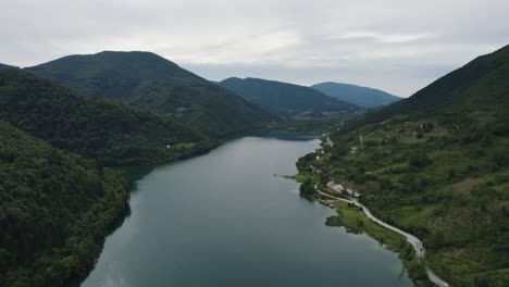 Serene-Veliko-Plivsko-Lakeside-Aerial-View-in-Jajce,-Bosnia
