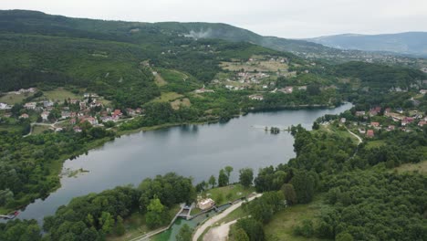 Ruhiges-Malo-Plivsko-See-Luftpanorama,-Jajce,-Bosnien