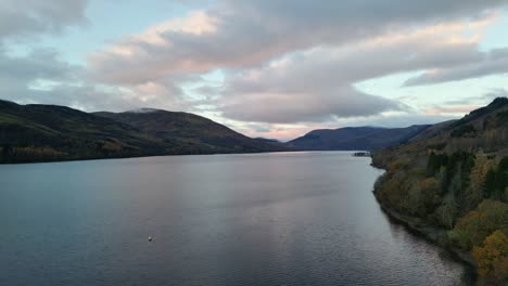 Vista-De-Drones-Durante-Un-Hermoso-Amanecer-De-Otoño-En-El-Lago-Ganar-En-Escocia