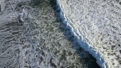 Rollende-Wellen-Vor-Der-Küste-Von-Südbali-Kurz-Nach-Sonnenaufgang,-Luftaufnahme