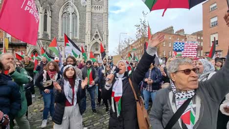 Personas-De-Todo-El-Mundo-En-Una-Protesta-En-Dublín-Por-Justicia-Para-El-Pueblo-Palestino.