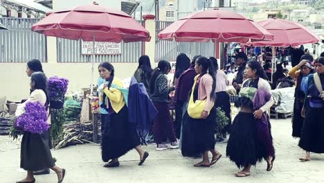 Frau-Aus-Mexikanischen-Chiapas-Trägt-Traditionelle-Kleidung,-Während-Sie-Auf-Dem-Lokalen-Lebensmittelmarkt-Ist