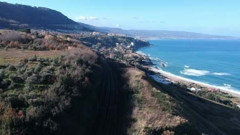 Ferrocarril-Cerca-De-La-Costa-Del-Mar-Mediterráneo