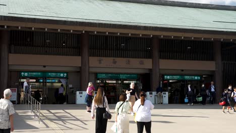 Turistas-Caminando-Hacia-El-Edificio-De-La-Terminal-De-Ferry-Miyajima-Matsudai-Kisen-En-El-Soleado-Día-De-Octubre
