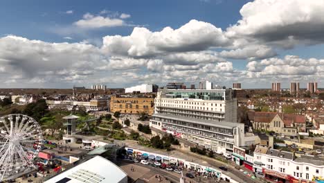 Southend-Pier-Abenteuerinsel-Vergnügungspark-Royal-Hotel-Drohnenaufnahme-Zeigt-Einen-Blauen-Himmel,-Weiße-Wolken-Und-Eine-Britische-Strandpromenade