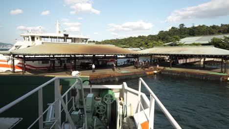Ferry-Que-Llega-A-La-Terminal-De-Ferry-Miyajima-Matsudai-kisen-En-Japón