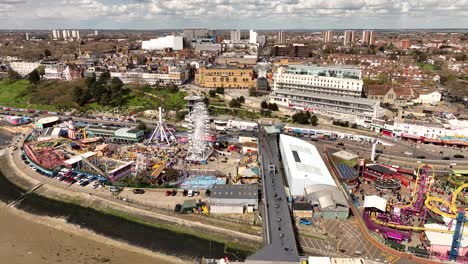 Southend-Pier-Adventure-Island-Drohnenbogenaufnahme-Einer-Neuen-Riesenradfahrt