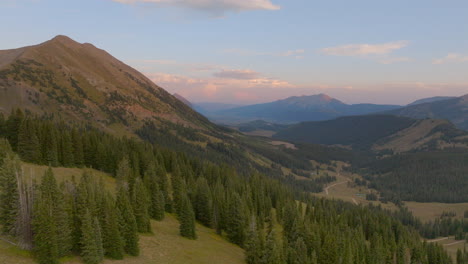 Gorgeous-aerial-view-of-trees-and-mountain-landscape-in-Crested-Butte,-Colorado-in-the-rocky-mountains