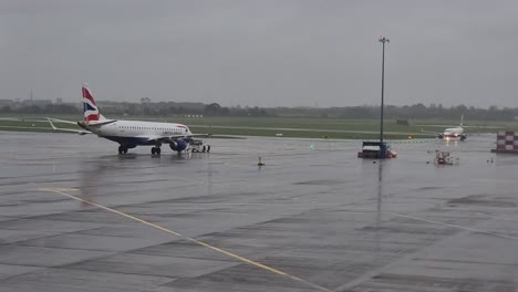 Abflug-Vom-Flughafen-Dublin,-Flugzeug-Rollt-Auf-Der-Landebahn-Mit-Bodenpersonal-Bei-Schlechtem-Wetter