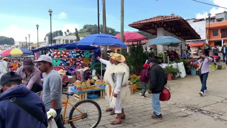 Mexikaner-Tragen-Traditionelle-Kleidung-Auf-Dem-Lokalen-Markt,-Einem-Ländlichen,-Abgelegenen-Dorf-In-Chiapas
