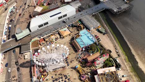 Southend-Adventure-Island-Riesenrad-Drohne-Fliegt-über-Rotierende-Top-Down-Ansicht,-Kameraneigung,-Während-Die-Drohne-An-Fahrten-Vorbeifährt