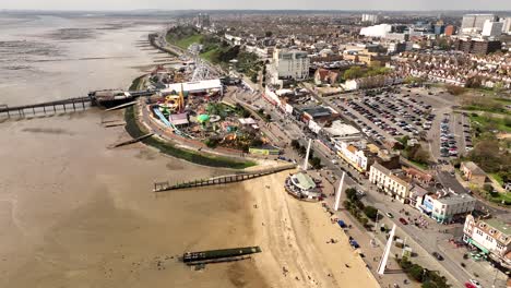 Drohnenaufnahme-Der-Southend-Beach-Adventure-Island,-Weite-Stadtaufnahme-Zeigt-Sand,-Freizeitpark,-Pier-Und-Wohnviertel-Dahinter