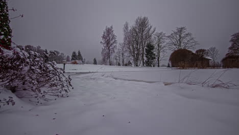 Low-Angle-Aufnahme-Von-Schneebedecktem-Ackerland-Entlang-Der-Ländlichen-Landschaft-Im-Zeitraffer-An-Einem-Bewölkten-Wintertag