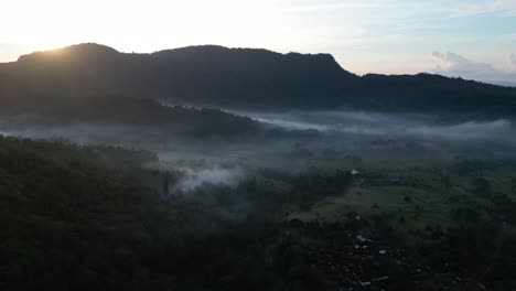 Ein-Wunderschöner-Sonnenaufgang-In-Der-Nähe-Von-Sidemen,-Bali,-Mit-Niedrigem-Nebel,-Der-über-Dem-Dschungel-Aufsteigt