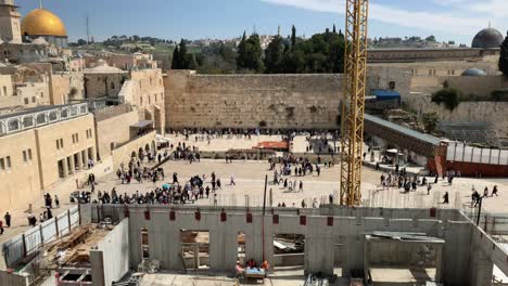 Multitudes-Se-Reúnen-En-El-Monte-Del-Templo-Y-En-El-Muro-De-Oración-En-Jerusalén,-Israel.