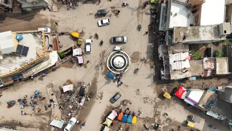 Luftaufnahme-Eines-Kreisverkehrs-Aus-Der-Vogelperspektive-Mit-Vorbeifahrendem-Verkehr-In-Der-Stadt-Badin-In-Sindh,-Pakistan