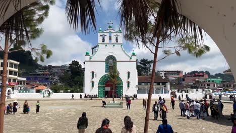 Famosa-Iglesia-Cristiana-Pagana-En-Un-Remoto-Pueblo-De-Chiapas-Mexicano