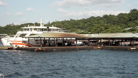 POV-Von-Der-Jr.-Miyajima-Fähre,-Die-Sich-Dem-Terminalpier-Von-Miyajima-Nähert