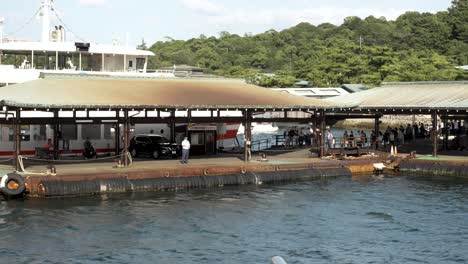 POV-Von-Der-Jr.-Miyajima-Fähre,-Die-Sich-Dem-Terminalpier-Von-Miyajima-Nähert