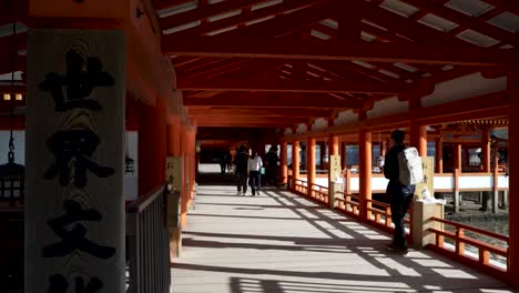 Personas-Que-Visitan-El-Santuario-Itsukushima-En-La-Isla-Miyajima