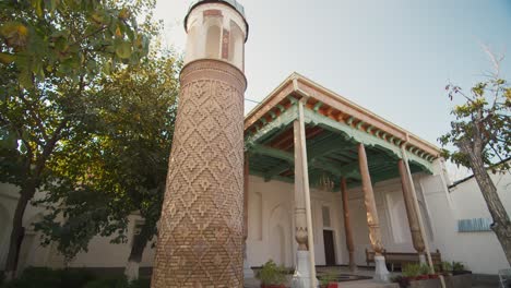 Samarcanda-Acogedora-Mezquita-En-El-Casco-Antiguo-Con-Torre-Minarete-Uzbekistán-7-De-10