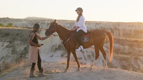 Sonnenuntergang-Fotoshooting-Reiten-Kappadokien-Landschaft-Goldene-Stunde