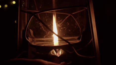 Glaskugel-Einer-Traditionellen-Öllampe-Angehoben,-Flamme-Auf-Schwarz-Reduziert