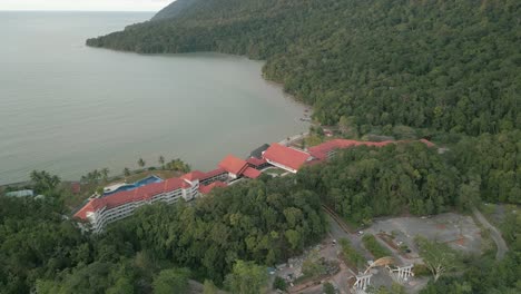 Abendliche-Luftaufnahme-Von-Pantai-Damai-Central-Santubong-Und-Sarawak-Cultural-Village,-Borneo