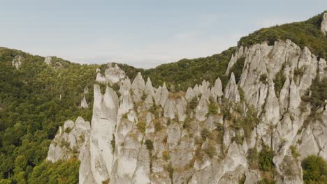 Espectaculares-Rocas-Ubicadas-En-Eslovaquia,-En-El-Bosque-Verde-Con-árboles-De-Hoja-Caduca