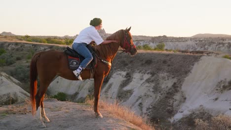 Mujer-Jinete-Al-Atardecer-Calma-El-Valle-Del-Caballo-Con-Vistas-Al-Paisaje-Hora-Dorada