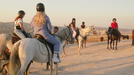 Grupo-Guiado-Turístico-A-Caballo-Capadocia-Paisaje-De-La-Hora-Dorada