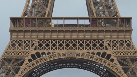 Erster-Stock-Des-Eiffelturms-An-Einem-Düsteren-Tag-In-Paris