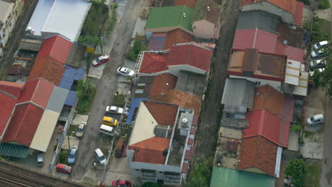 Gebäude-Und-Eisenbahn-Mit-Einem-Vorbeifahrenden-Zug-In-Der-Stadt-Kuala-Lumpur,-Malaysia