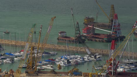 Luftaufnahme-Des-Docks,-Wenn-Lastkahn-Mit-Sand-Von-Einem-Kran-In-Hongkong,-China,-Enthalten-Ist
