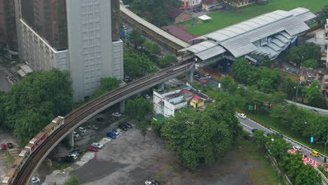 Vogelperspektive-Der-Eisenbahnen-Auf-Der-Anderen-Straßenseite-Vor-Der-Stadtlandschaft-Von-Kuala-Lumpur,-Malaysia