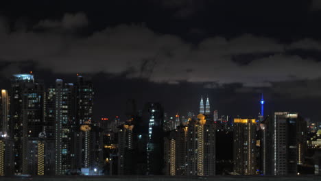 In-Kuala-Lumpur,-Malaysia,-Gesehene-Nachtstadt-Mit-Petronas-Twin-Towers-Und-Wolkenkratzern