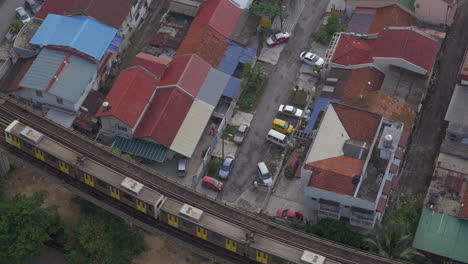 Gebäude-Und-Eisenbahn-Mit-Einem-Vorbeifahrenden-Zug-In-Der-Stadt-Kuala-Lumpur,-Malaysia