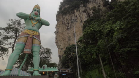 Estatua-Y-Templo-Dedicado-A-Lord-Hanuman-En-Las-Cuevas-De-Batu,-Malasia.